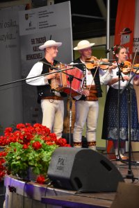 Piąty dzień Tygodnia Kultury Beskidzkiej w Wiśle - występy w wiślańskim amfiteatrze - Zespół Istebna